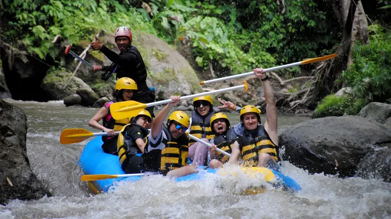 Wisatawan asing rafting seru di Sungai Ayung Ubud saat debit air naik