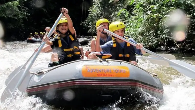 Keluarga arung jeram di Sungai Ubud saat musim kemarau