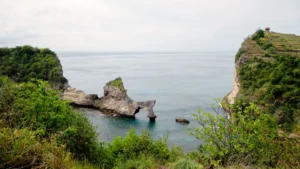 Formasi batu bolong ikonik dilihat dari atas tebing pantai Atuh Nusa Penida Bali