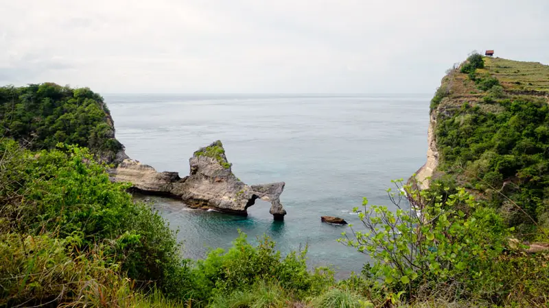 Formasi batu melengkung sunrise pantai Atuh Nusa Penida