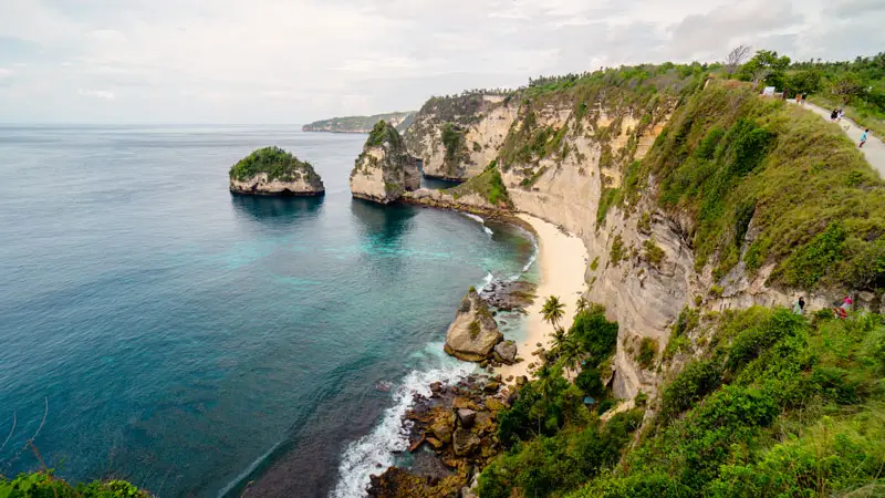 Diamond beach dilihat dari atas tebing sebelah pantai Atuh