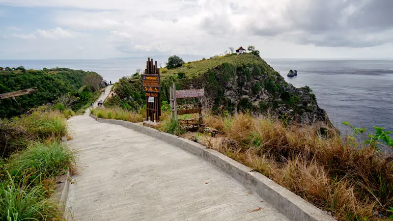 Penunjuk arah dua pantai dari satu titik masuk