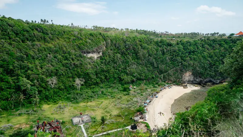 Jalur turun dari tebing ke pantai Atuh
