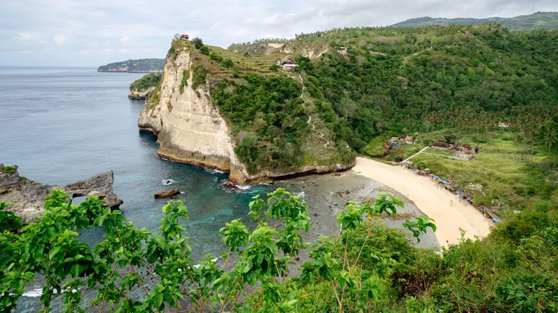 Pantai Atuh nusa Penida dari atas tebing hijau