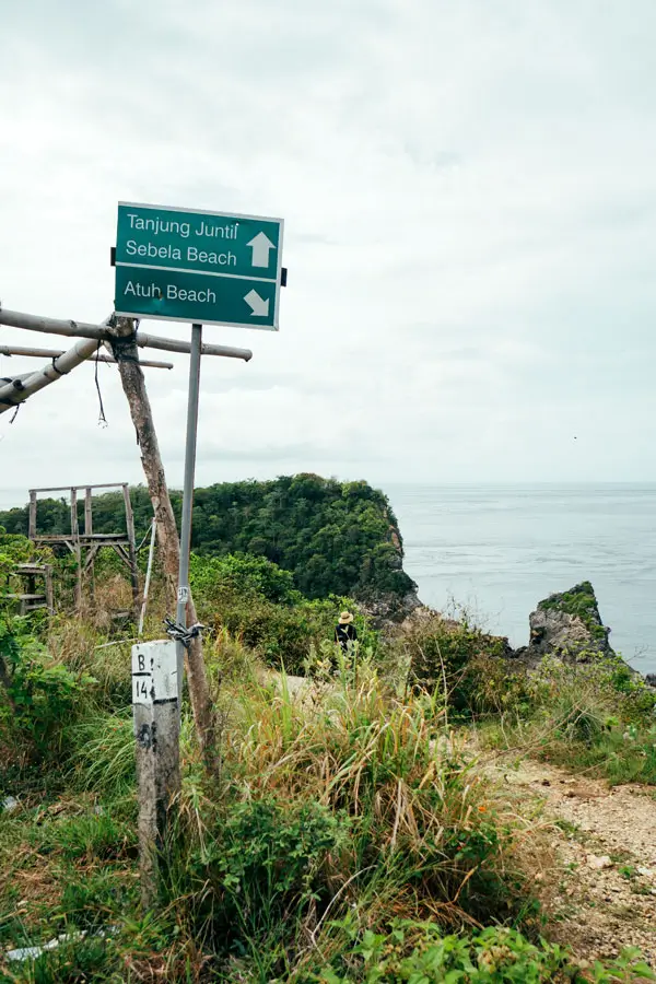 Papan arah ke pantai dan Tanjung dari tepi bukit