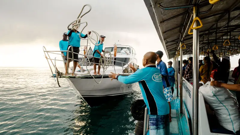 Aktivitas naik kapal cepat di Kusamba oleh wisatawan.