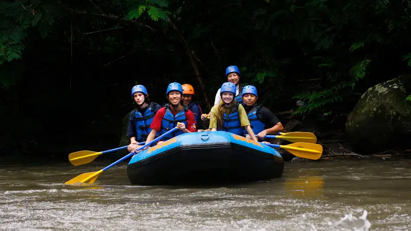 Rafting Ayung pagi hari dengan suasana tenang dan sinar matahari lembut