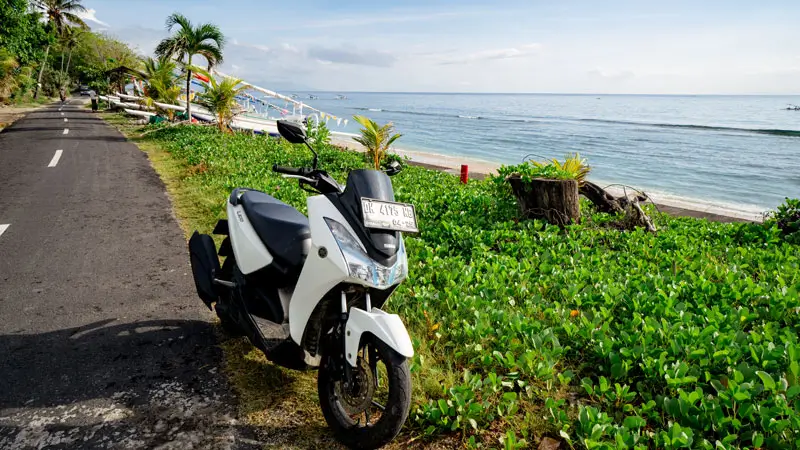 Motor rental parkir di jalur pesisir menuju tempat wisata