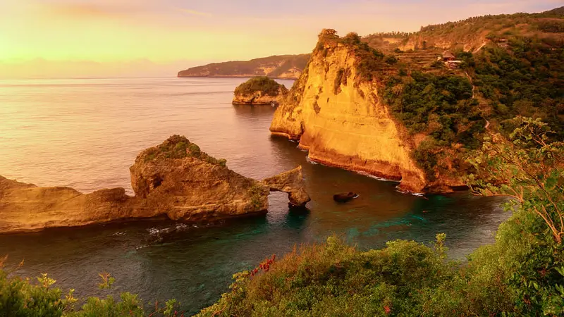 Pantai Atuh saat sunrise dari atas tebing