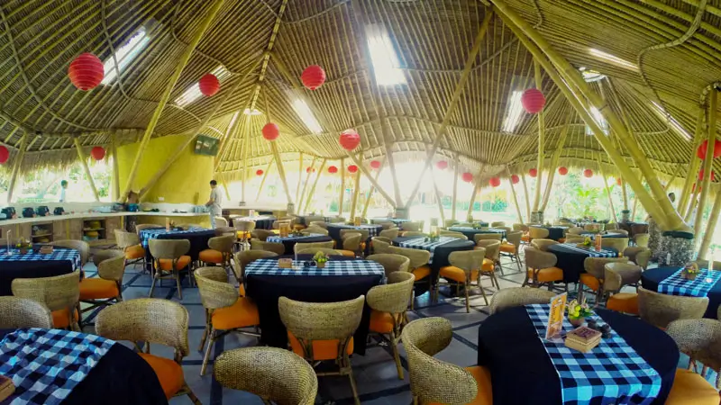 Area makan outdoor dengan konsep bambu di pinggir sungai