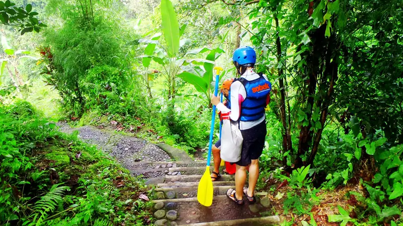 Pengunjung melewati akses tangga turun menuju lokasi sungai di Ubud