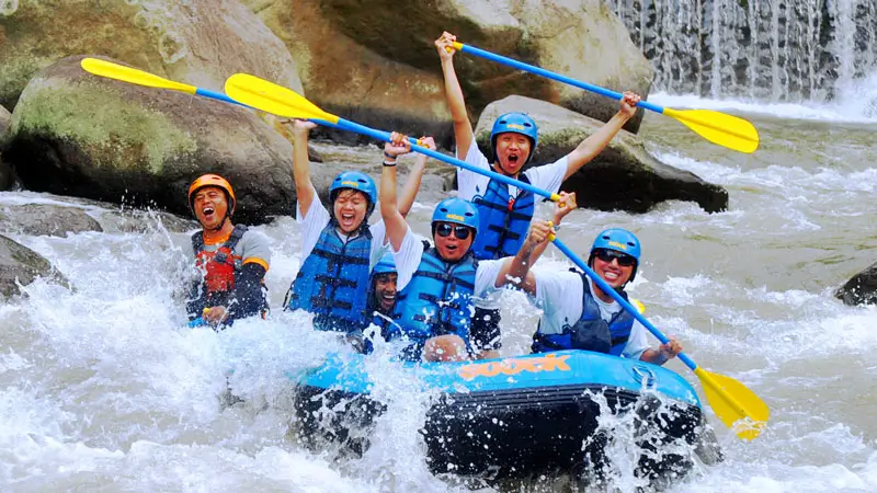 Wisatawan menikmati arung jeram Sobek Ayung Ubud