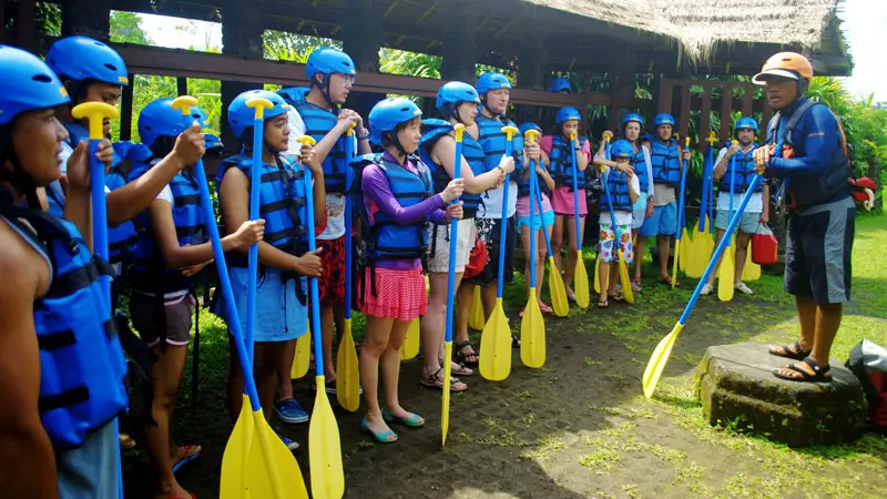 Briefing keselamatan rafting Sobek Telaga Waja sebelum berangkat