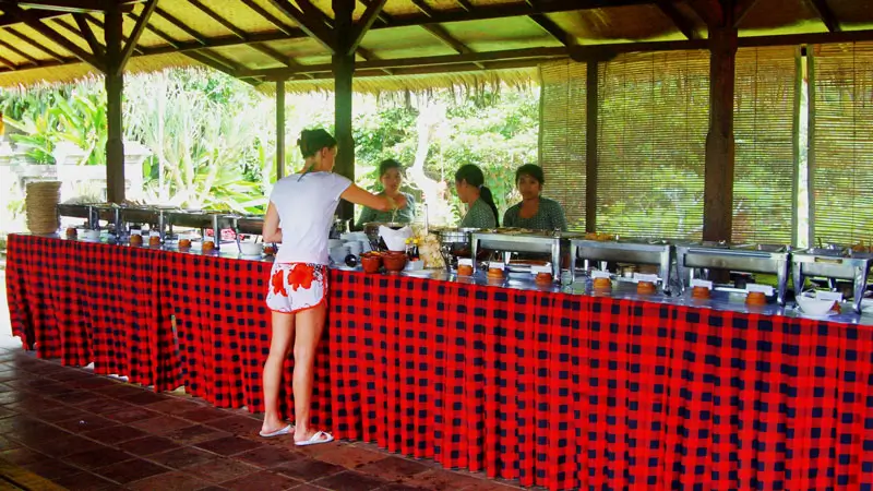 Buffet makan siang dengan hidangan Indonesia di restoran tepi sungai