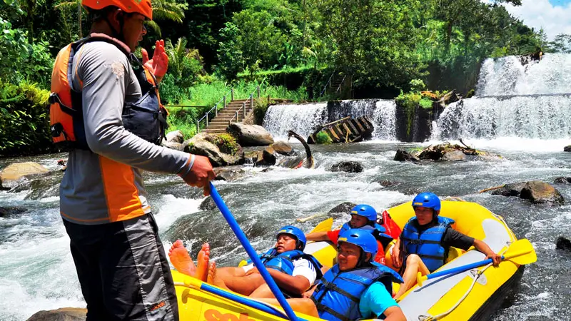 Pemandu Sobek memberi instruksi rafting Telaga Waja di bawah air terjun