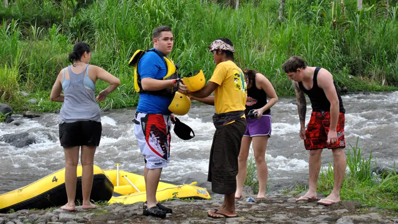 Peserta rafting menyerahkan helm dan rompi di area FINISH point.