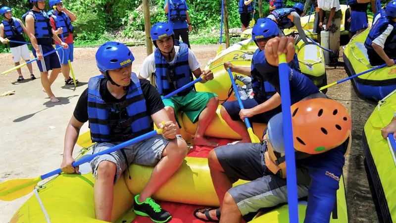 Peserta rafting berlatih perintah dasar dayung bersama pemandu – Briefing Keselamatan