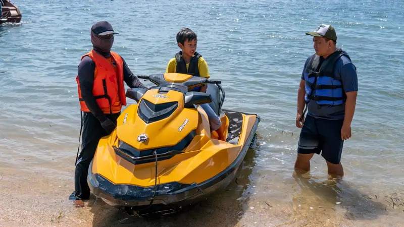 Instruktur memberi briefing jet ski di pantai Bali untuk peserta pemula