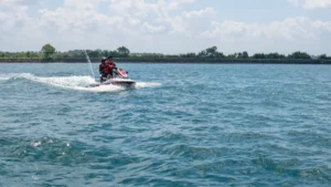 Jet ski pagi di Tanjung Benoa dengan rider dan instruktur berjaket pelampung