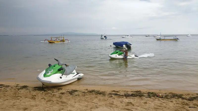 Jet ski di perairan dangkal Sanur dengan akses mudah dekat pantai
