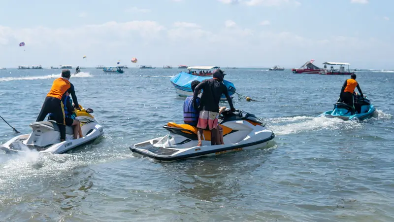 Aktivitas jet ski di Tanjung Benoa dengan instruktur mendampingi peserta