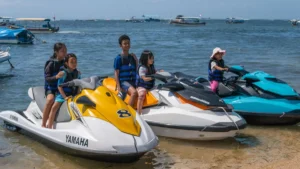 Watersport Tanjung Benoa, keluarga siap bermain jet ski di tepi pantai