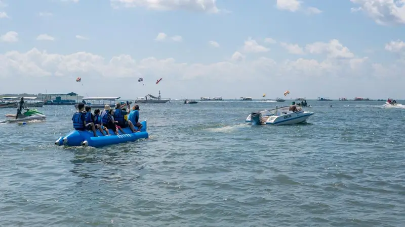 Banana Boat Tanjung Benoa ditarik speed boat di perairan tenang