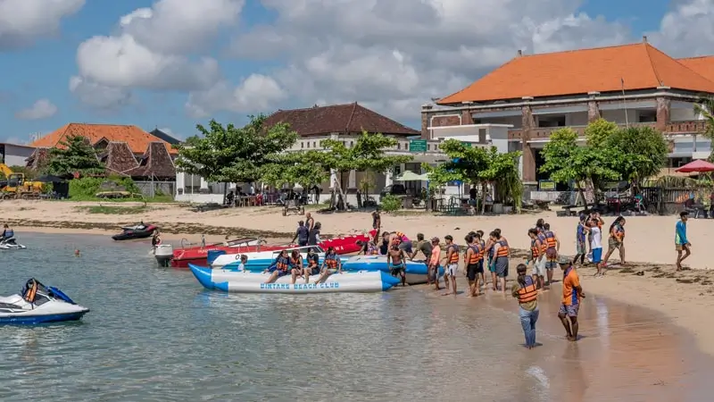 Antrean peserta Banana Boat di pantai Tanjung Benoa, siap berangkat