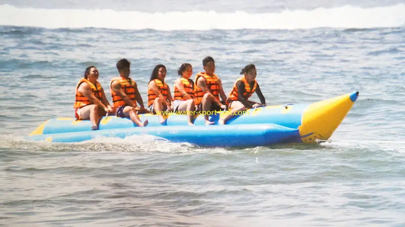 Banana boat biru dengan enam peserta dekat pesisir Sanur