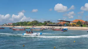 Banana Boat Tanjung Benoa ditarik speed boat, peserta ber-life jacket di dekat pantai