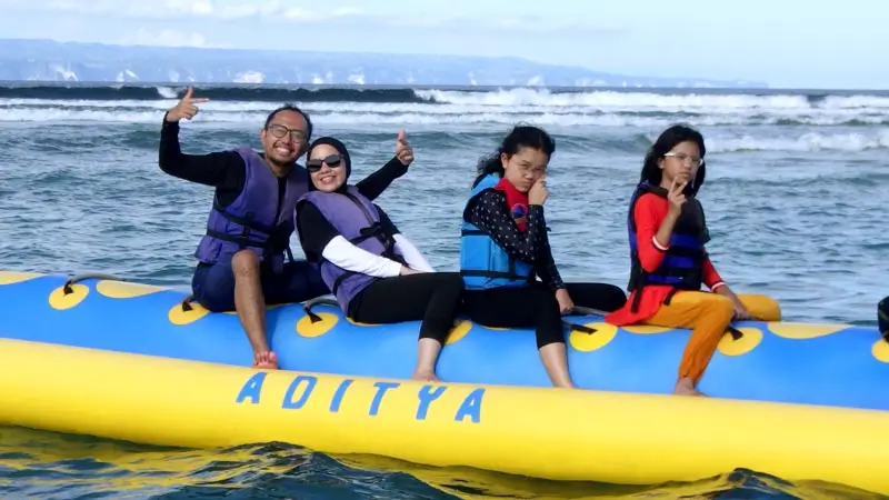 Empat peserta satu rombongan di banana boat Tanjung Benoa mengenakan life jacket