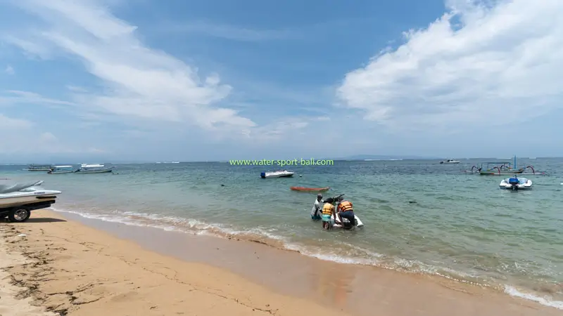 Pantai Sanur dengan air tenang terlindung karang dekat Hyatt