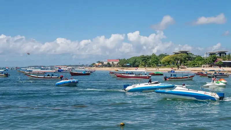 Aktivitas padat di Tanjung Benoa; speedboat dan perahu memenuhi teluk