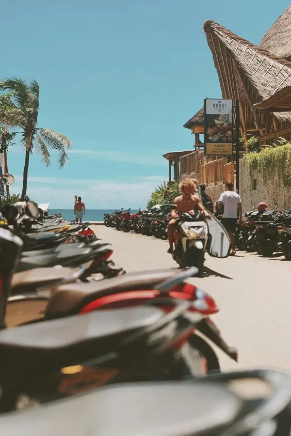 Jalur menuju pantai dengan parkir motor padat, tipikal area Canggu