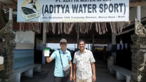 Putu Yuda menunjukkan konfirmasi WhatsApp di depan Aditya Water Sport Tanjung Benoa