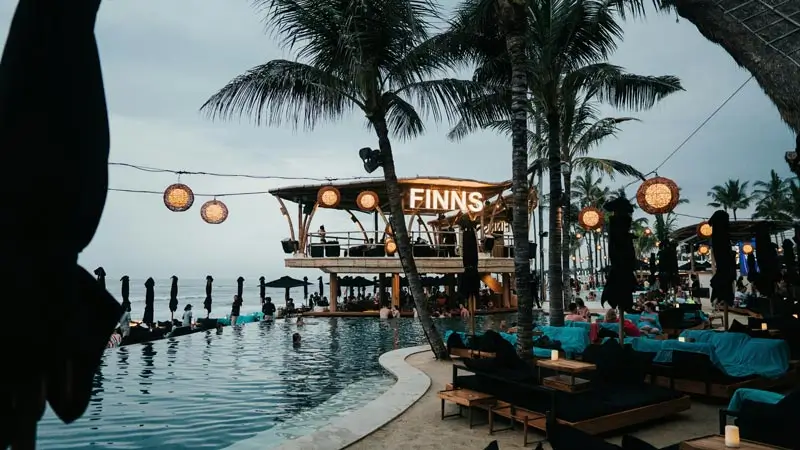 Finns Beach Club, landmark di area Berawa, dengan kolam menghadap laut