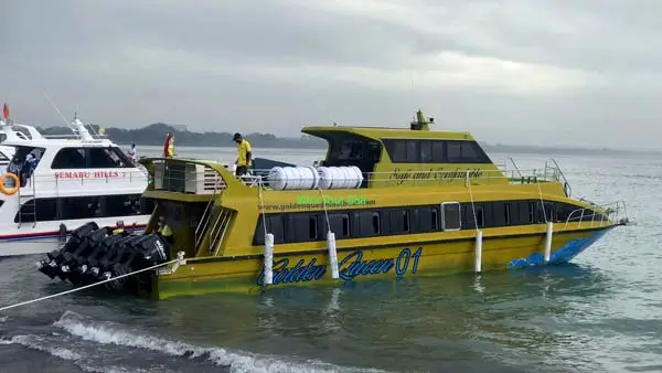 Kapal Golden Queen fast boat sandar di dermaga