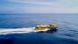 Kapal Golden Queen fast boat berlayar di laut