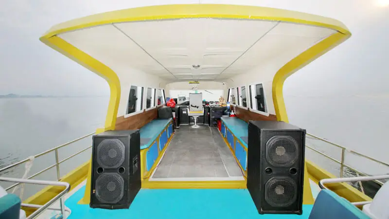 Interior kabin penumpang di kapal cepat