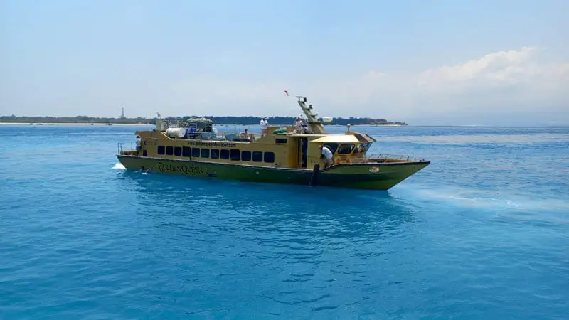 Tampak samping kapal Golden Queen fast boat rute Padang Bai ke Gili