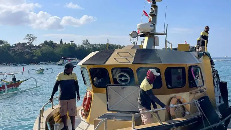 Kru Golden Queen membantu penumpang saat sandar di pelabuhan