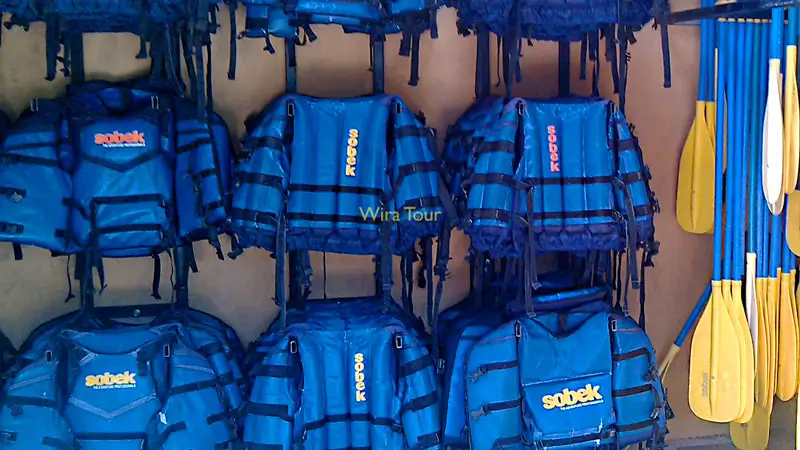 Jaket pelampung dan dayung arung jeram tersusun rapi sebagai perlengkapan keselamatan wajib
