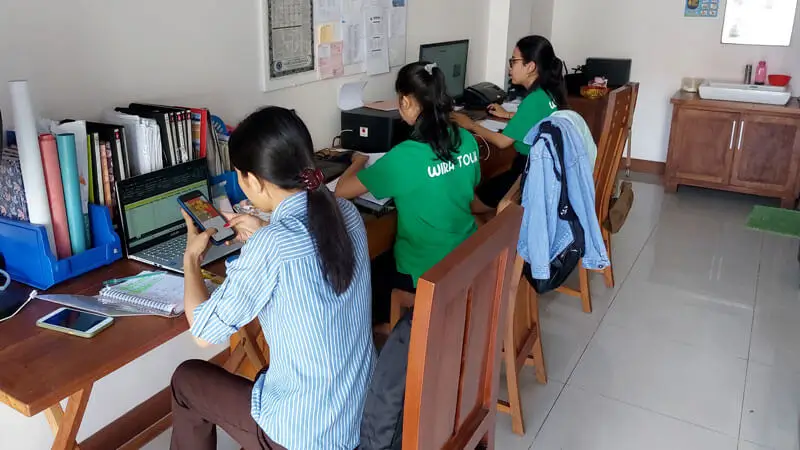 Tim reservasi Wira Tour Bali memproses konfirmasi booking di jam layanan