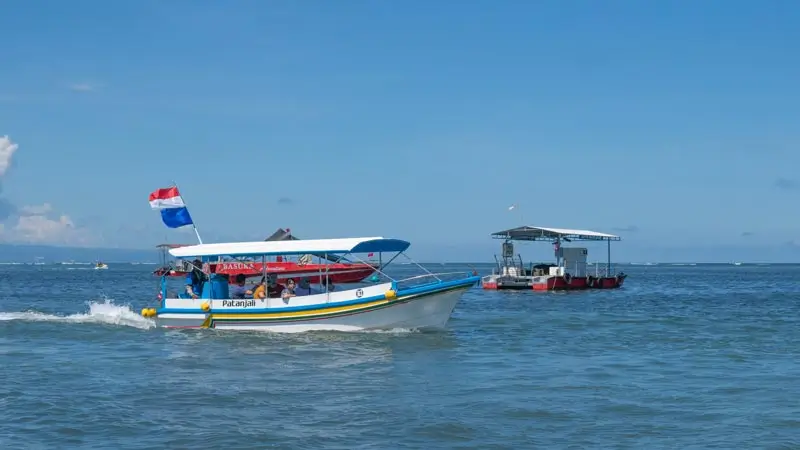 Perahu glass bottom boat untuk tur ke Turtle Island
