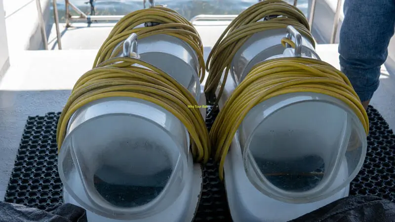 Helm oksigen seawalker dan selang udara di atas speedboat