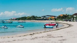 Pantai Tanjung Benoa: garis pantai dan suasana siang hari