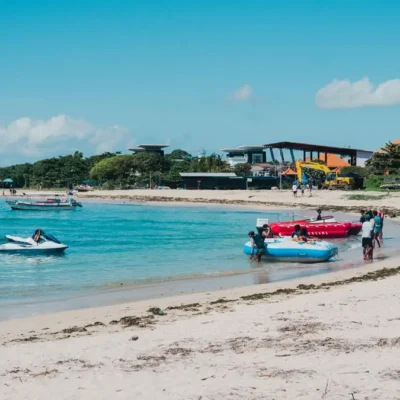 Pantai Tanjung Benoa: garis pantai dan suasana siang hari