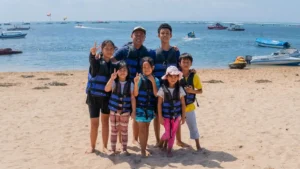 Keluarga siap mencoba permainan pantai untuk anak di Bali (8+)