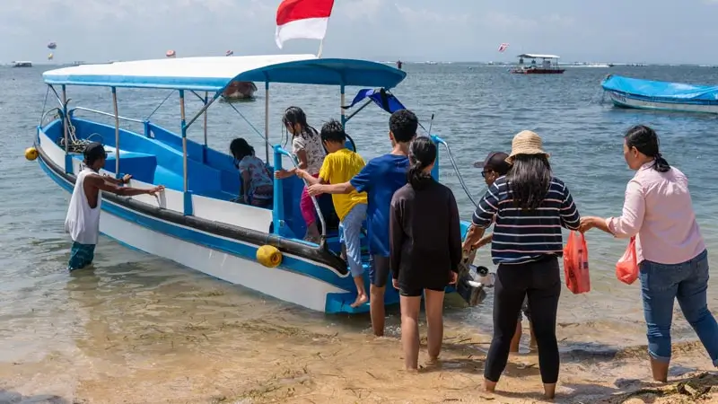 Naik-turun glass bottom boat dari pantai (akses wading)