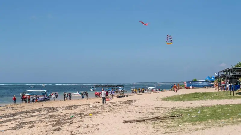 Suasana Pantai Tanjung Benoa dengan garis pantai panjang dan aktivitas di kejauhan